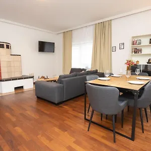  Ferienhaus Stadthaus Mit 2 Schlafzimmern & Wohnzimmer Mit Kamin - Kostenloser Privat-parkplatz Auf Dem Grundstueck